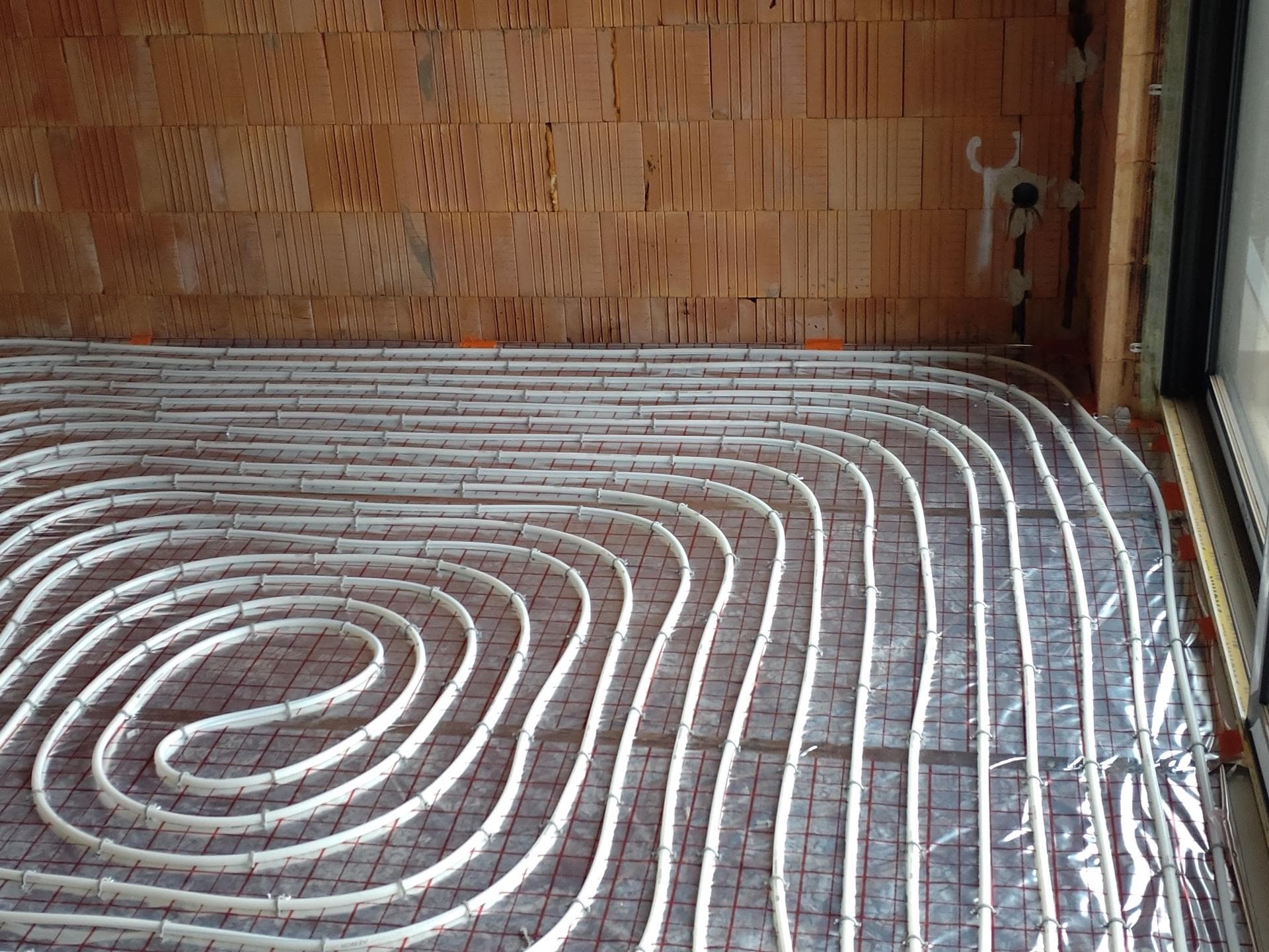 Potrubný systém podlahového kúrenia a tepelné čerpadlo značky Daikin