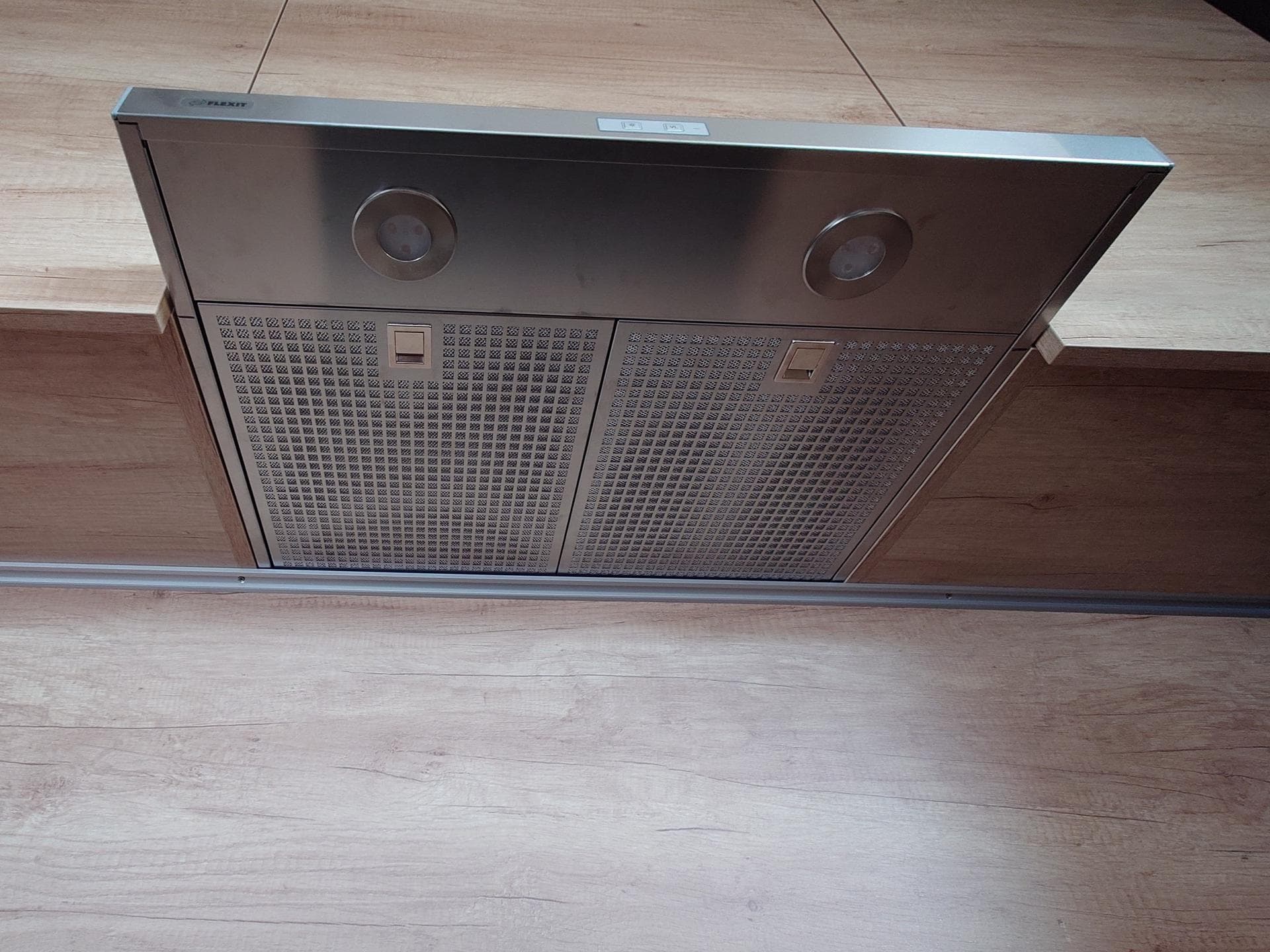 Rekuperačná jednotka Flexit Nordic S4 prepojená so vstavaným digestorom Flexit Flow