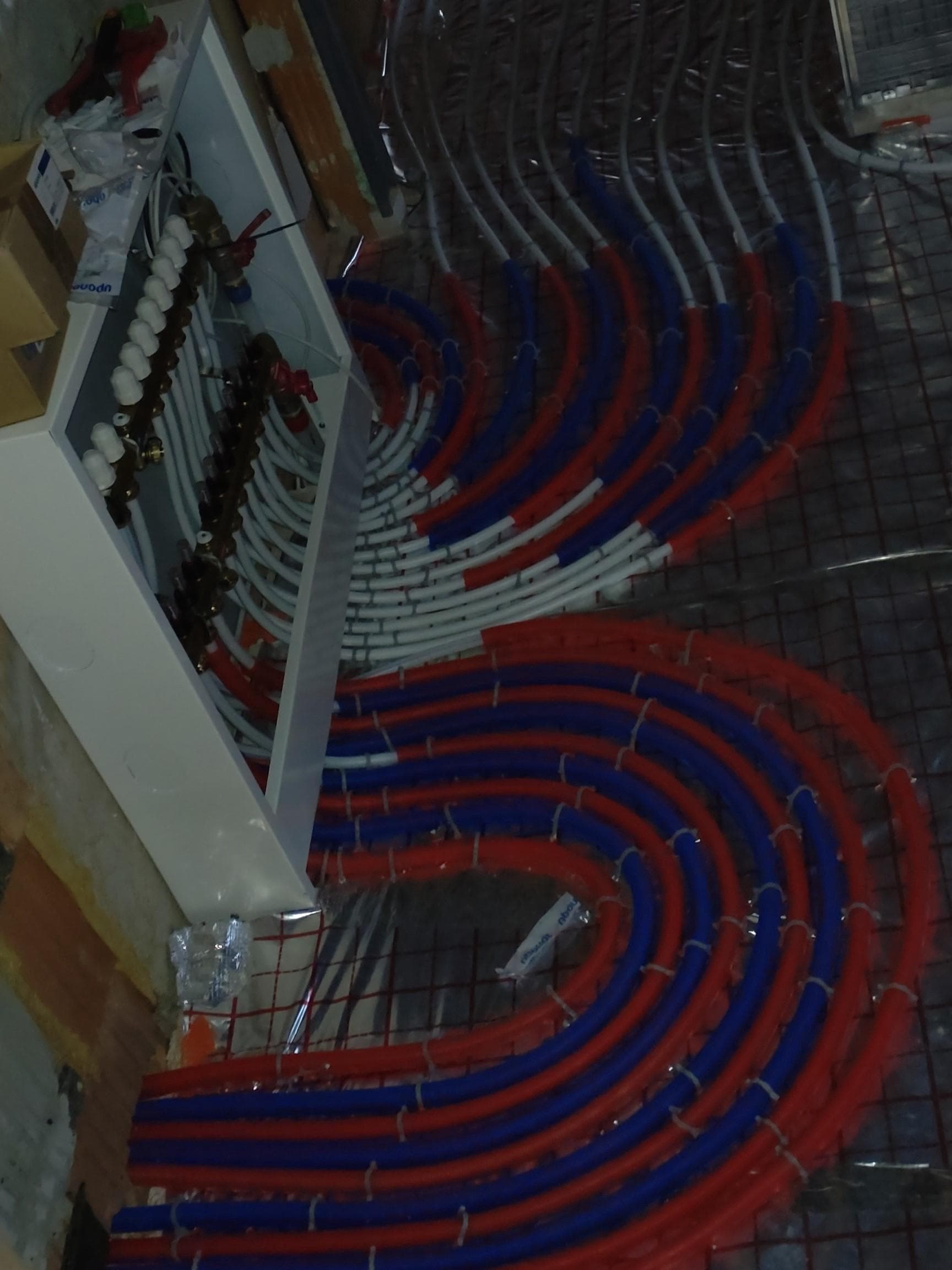 Potrubný systém podlahového kúrenia a tepelné čerpadlo značky Daikin