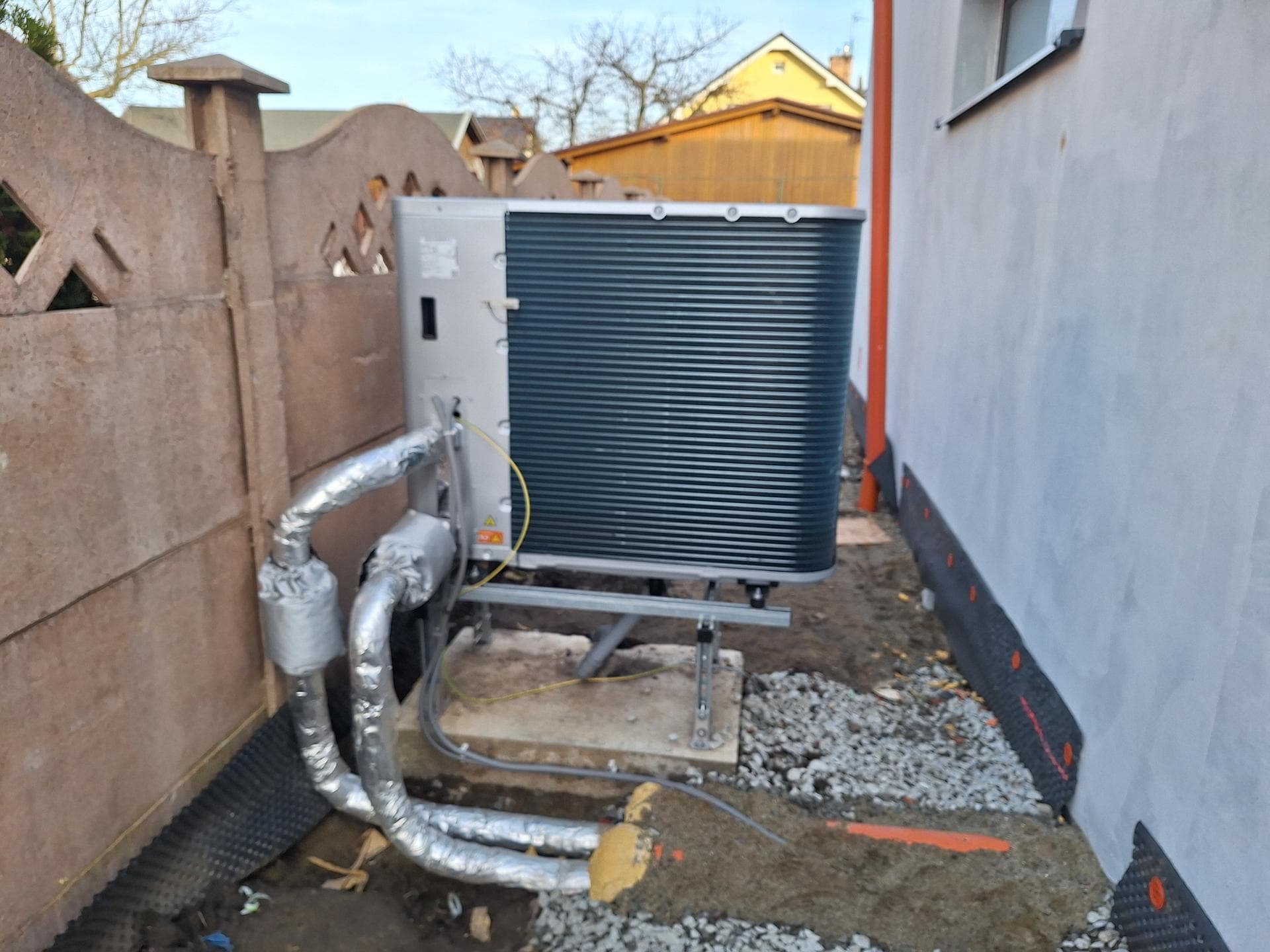 Potrubný systém podlahového kúrenia a tepelné čerpadlo značky Daikin