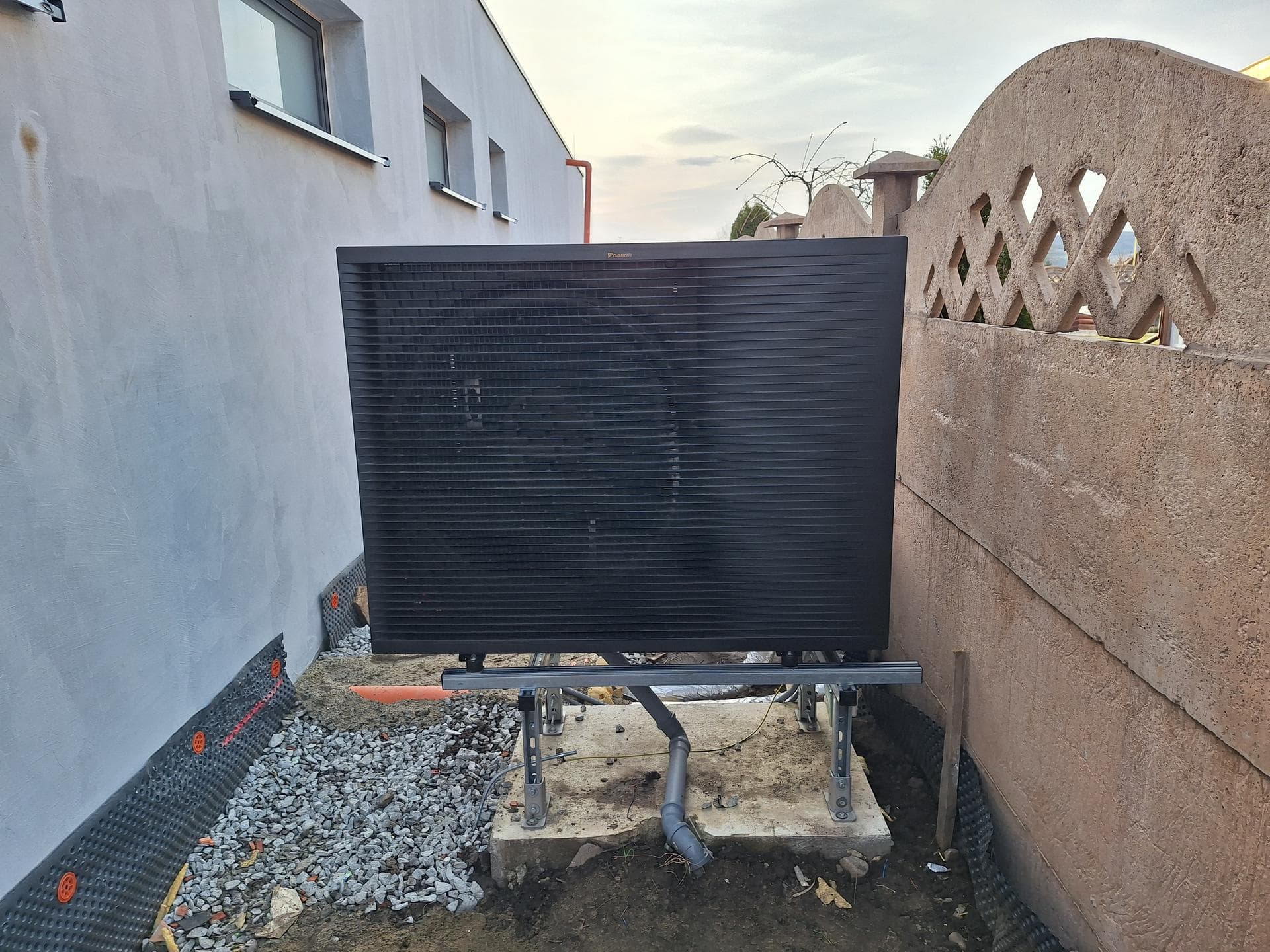 Potrubný systém podlahového kúrenia a tepelné čerpadlo značky Daikin