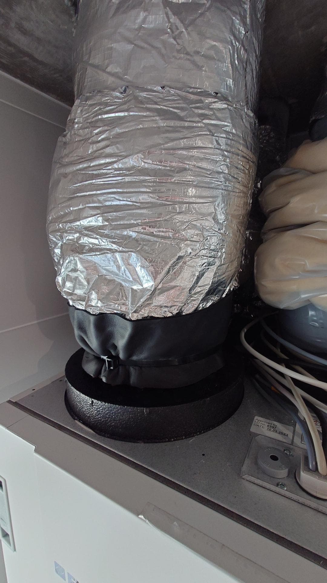 Rekuperačná jednotka Flexit Nordic S4 prepojená so vstavaným digestorom Flexit Flow