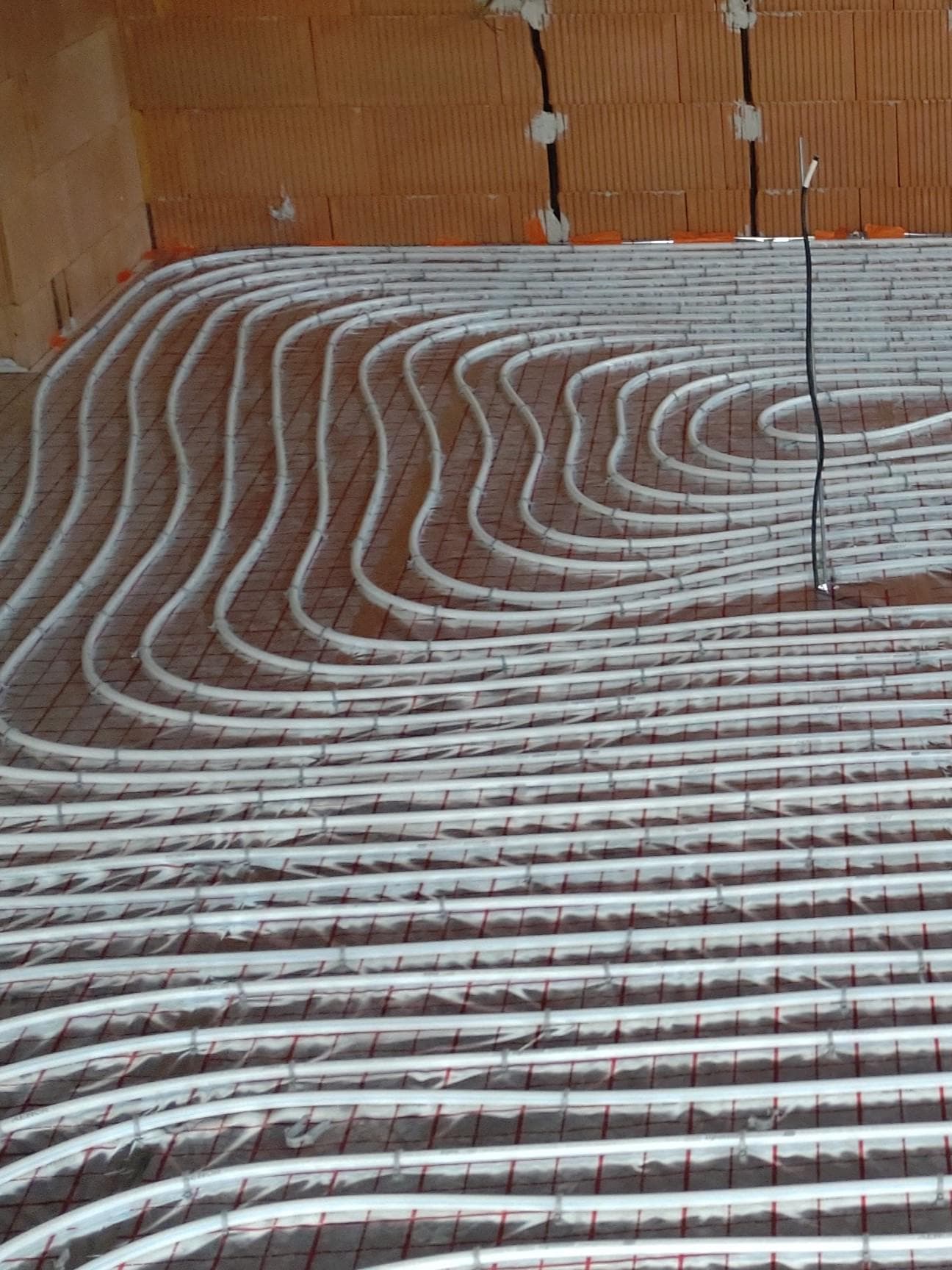 Potrubný systém podlahového kúrenia a tepelné čerpadlo značky Daikin