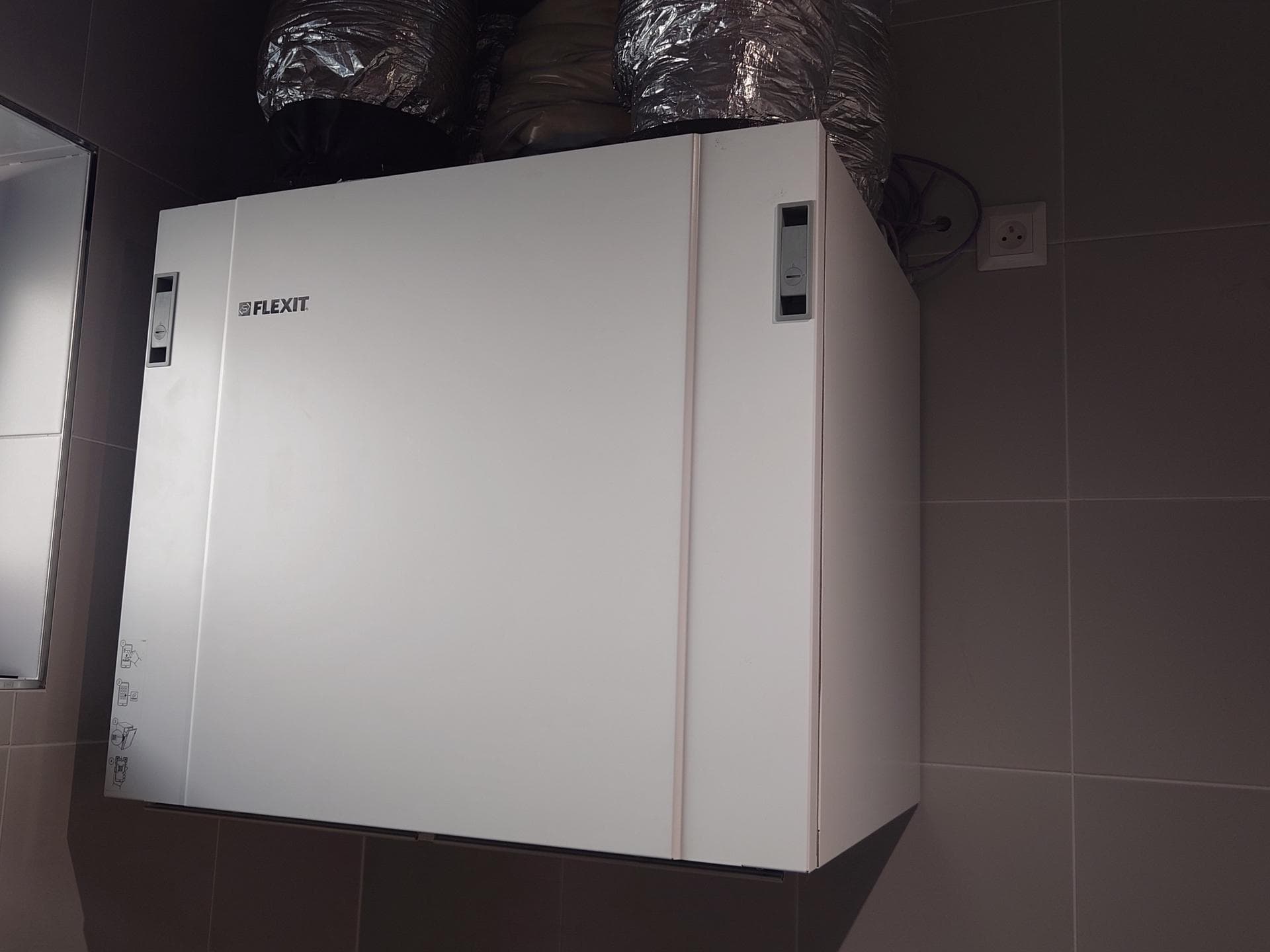 Rekuperačná jednotka Flexit Nordic S4 prepojená so vstavaným digestorom Flexit Flow