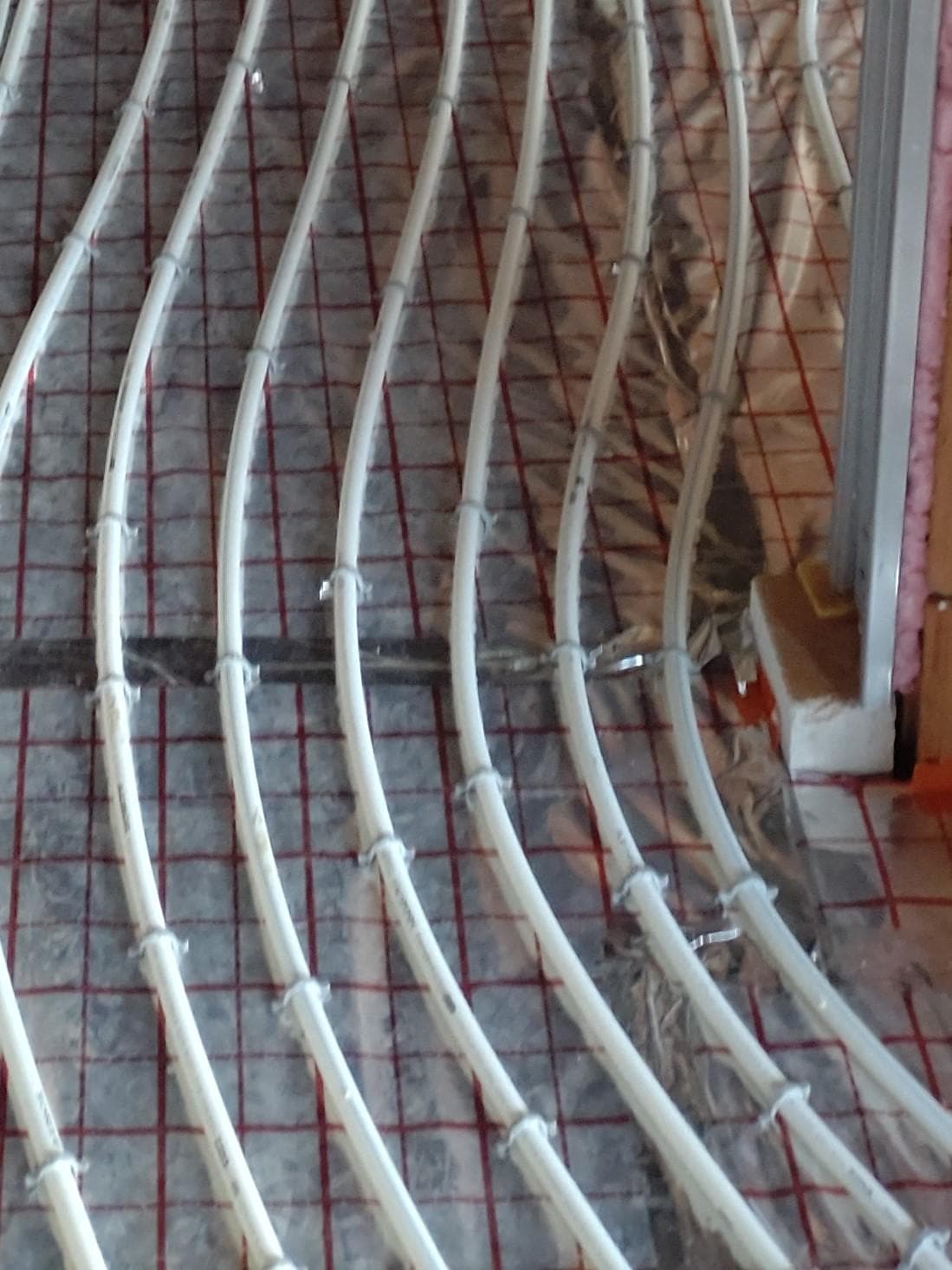 Potrubný systém podlahového kúrenia a tepelné čerpadlo značky Daikin