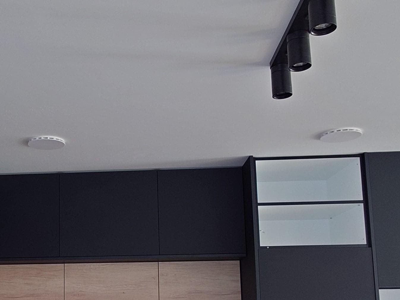 Rekuperačná jednotka Flexit Nordic S4 prepojená so vstavaným digestorom Flexit Flow